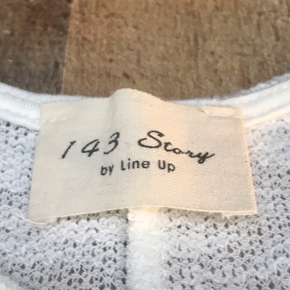 Woman’s 143 lineup tank top with stars and front pocket - Picture 8 of 9